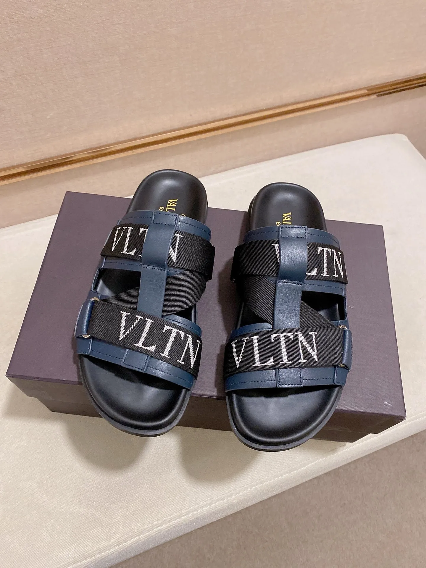 Men's shoes 💰: 480💰[Valentino] New couple 👫Boutique slippers, counter quality, classic plaid, the actual workmanship is quite complex🔰The uppers are made of imported fabrics➕🐑Sheepskin lining, which tests the craftsman's craftsmanship➕original PU outsole. Size: Women’s size: 35-44. Men's size 38-44 (can be customized to size 45, non-refundable)
